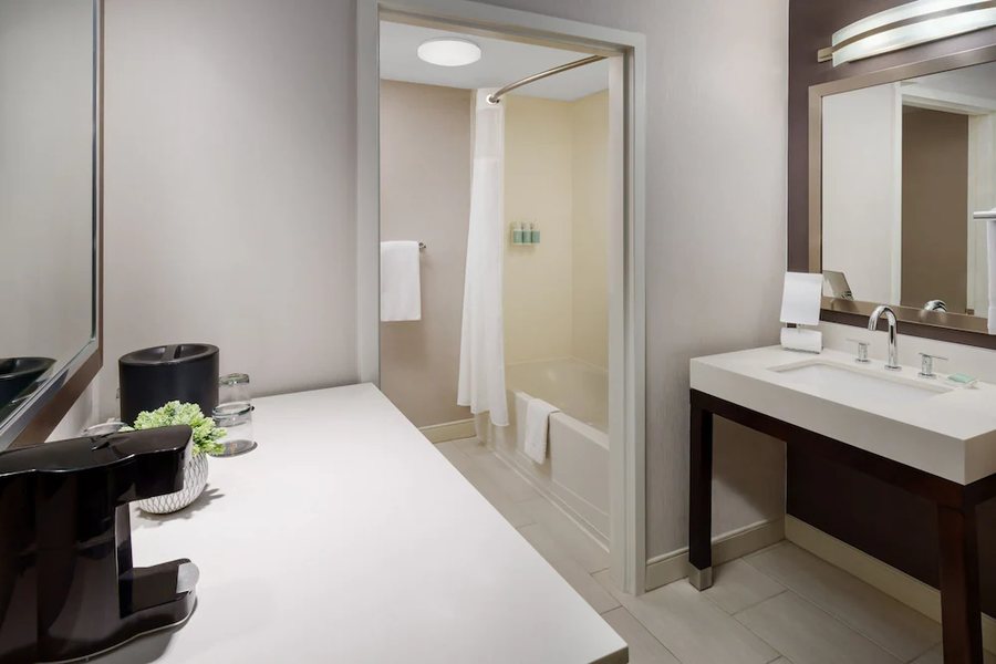 Courtyard by Marriott Hartford Manchester — Bathroom