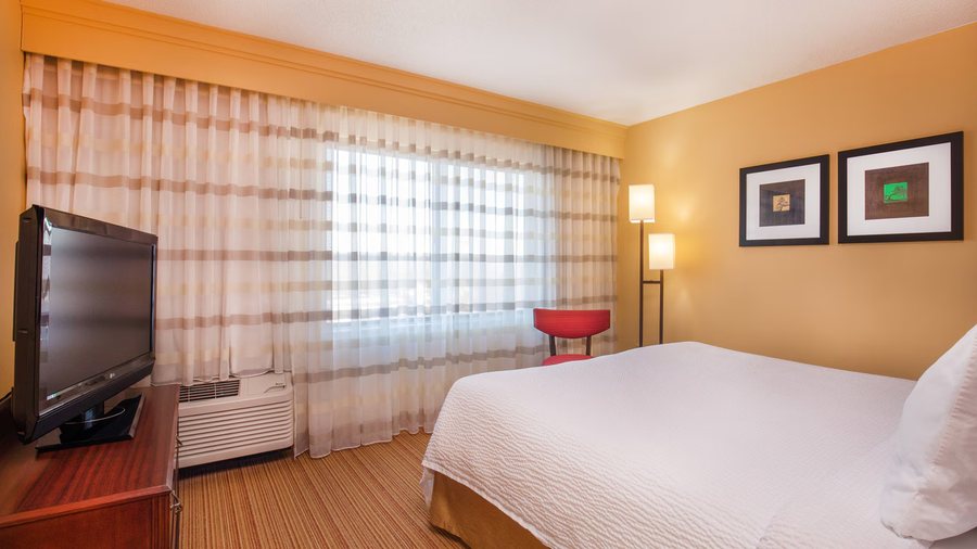Courtyard by Marriott Hartford Manchester — Guest room