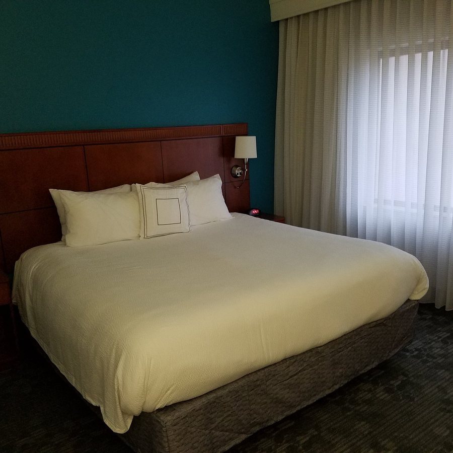 Courtyard by Marriott Hattiesburg — Guest room