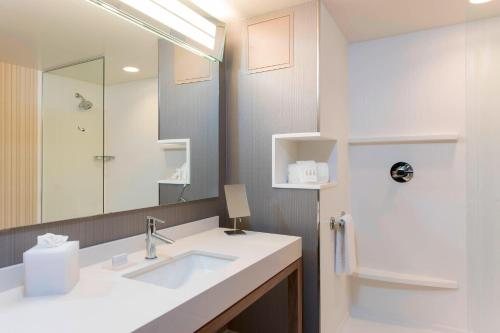 Courtyard by Marriott Holland Downtown — Bathroom