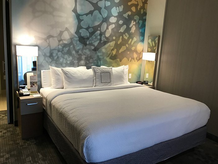 Courtyard by Marriott Holland Downtown — Guest room