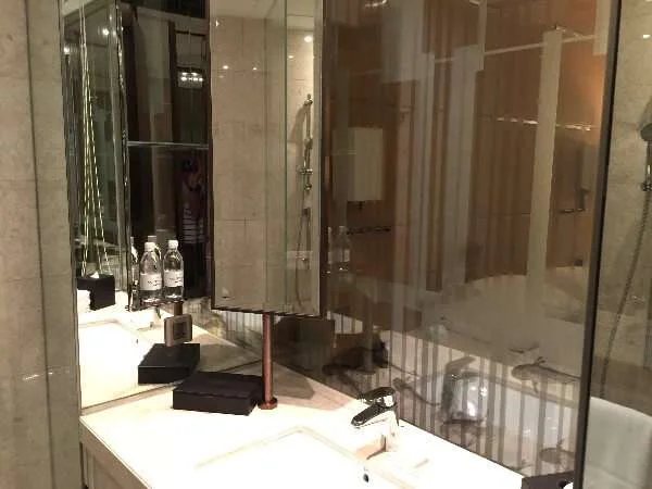 Courtyard by Marriott Hong Kong — Bathroom