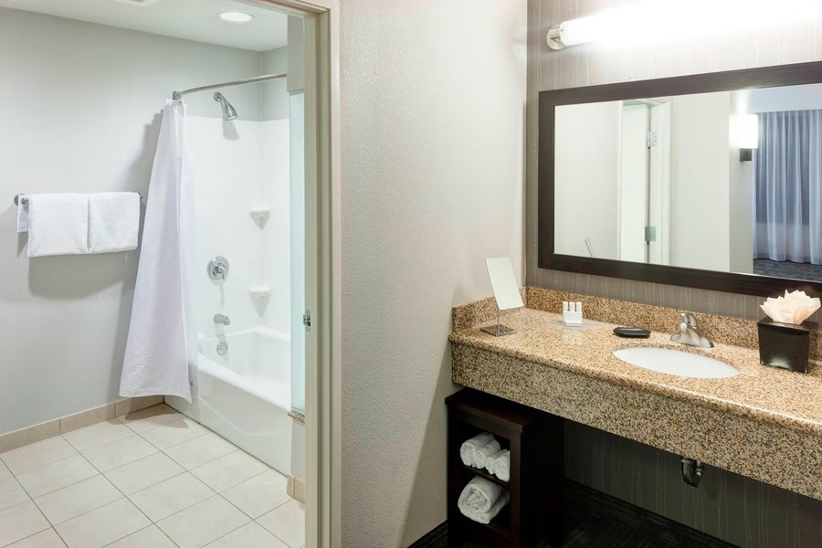 Courtyard by Marriott Hot Springs — Bathroom