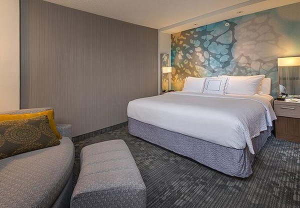 Courtyard by Marriott Hot Springs — Guest room