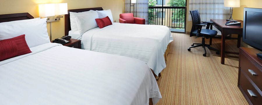 Courtyard by Marriott Houston Hobby Airport — Guest room