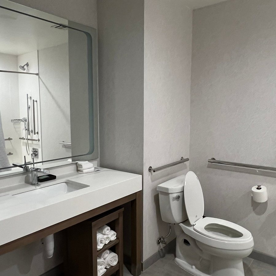 Courtyard by Marriott Houston I 10 West Energy Corridor — Bathroom