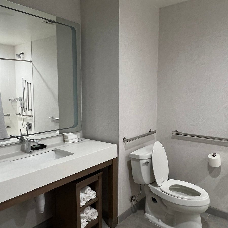 Courtyard by Marriott Houston Intercontinental Airport — Bathroom