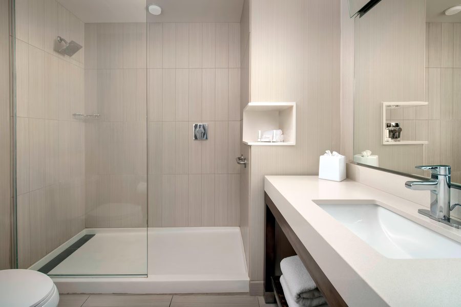Courtyard by Marriott Houston Kingwood — Bathroom