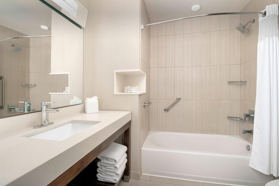 Courtyard by Marriott Houston Northeast — Bathroom