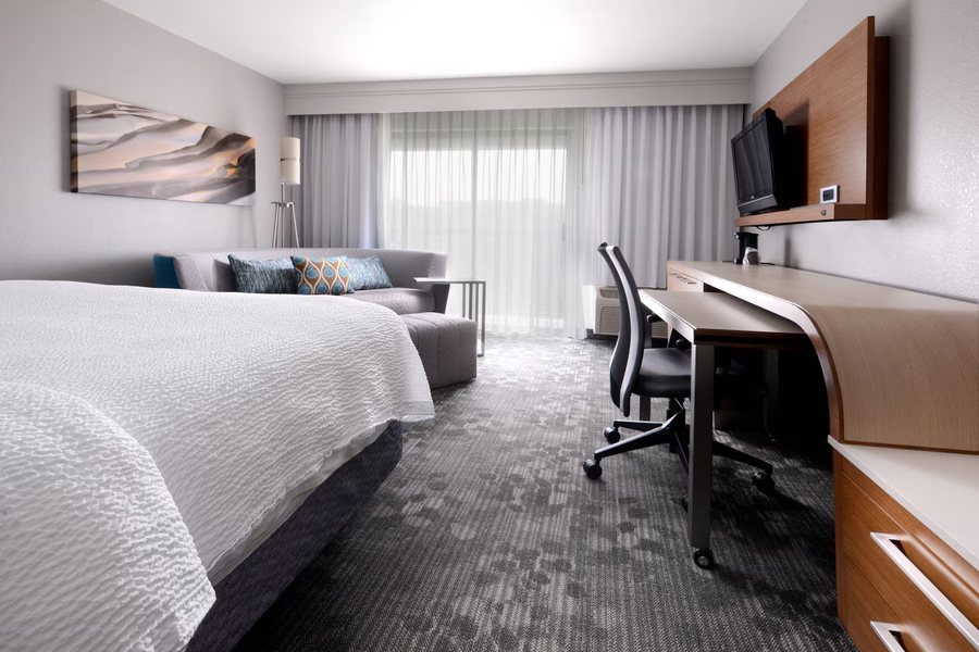 Courtyard by Marriott Houston Northeast — Guest room