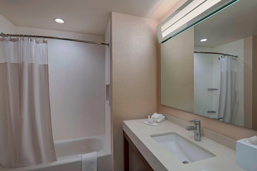 Courtyard by Marriott Houston Sugar Land Stafford — Bathroom