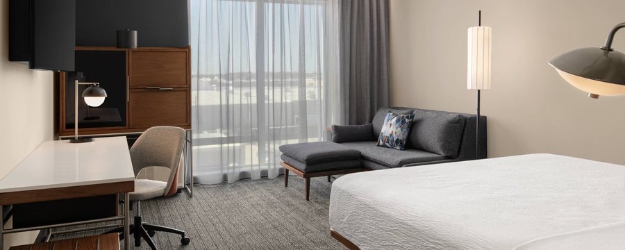 Courtyard by Marriott Houston West University — Guest room