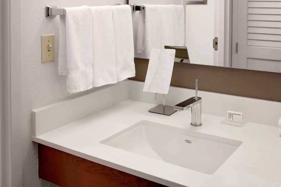 Courtyard by Marriott Houston Westchase — Bathroom