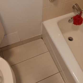 Courtyard by Marriott Huntsville University Drive — Bathroom