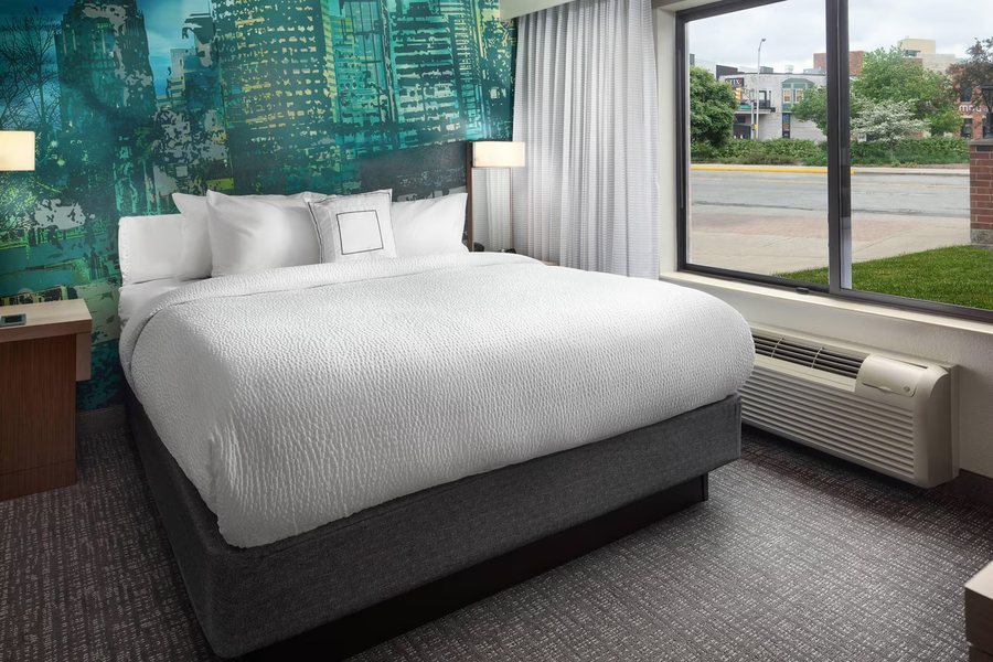Courtyard by Marriott Indianapolis at the Capitol — Guest room