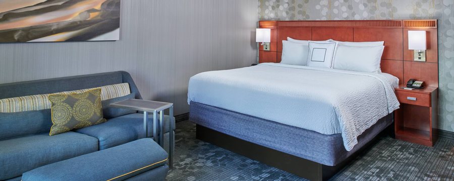 Courtyard by Marriott Indianapolis Castleton — Guest room