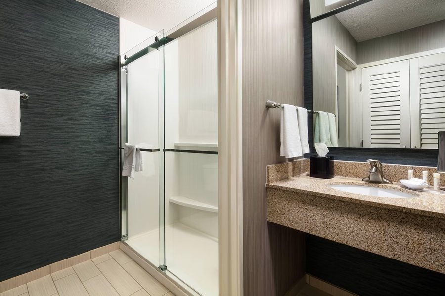 Courtyard by Marriott Indianapolis Downtown — Bathroom