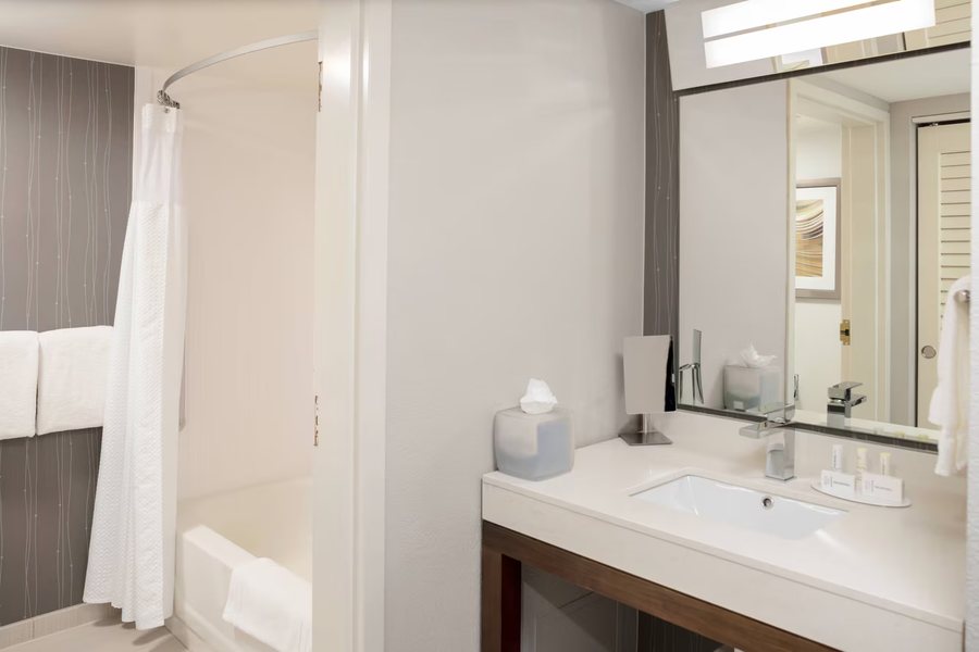 Courtyard by Marriott Indianapolis Northwest — Bathroom