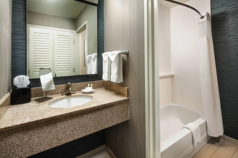 Courtyard by Marriott Indianapolis South — Bathroom