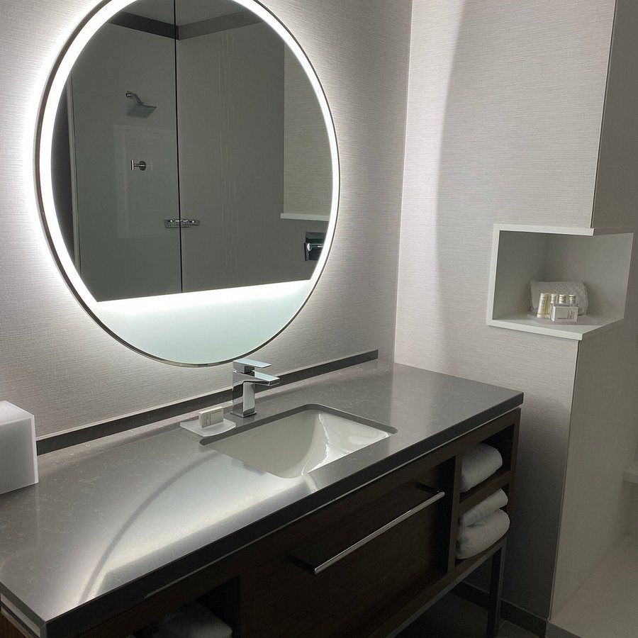 Courtyard by Marriott Iowa City University Heights — Bathroom