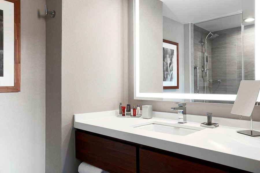 Courtyard by Marriott Ithaca Airport University — Bathroom