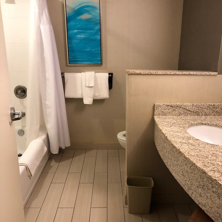 Courtyard by Marriott Jackson Airport Pearl — Bathroom