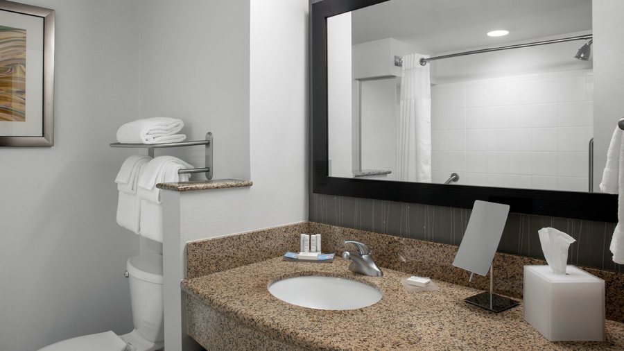 Courtyard by Marriott Jacksonville Airport Northeast — Bathroom