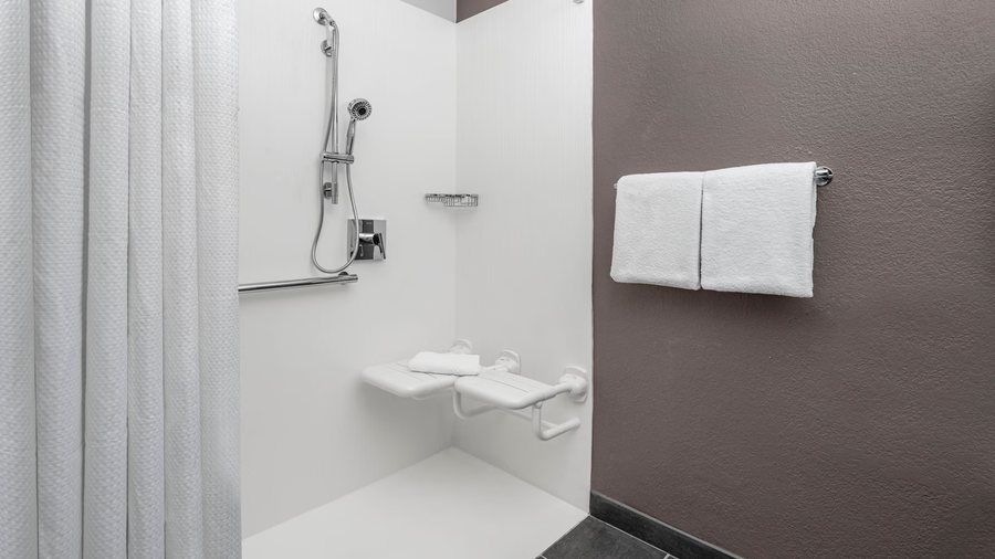 Courtyard by Marriott Jacksonville Butler Boulevard — Bathroom
