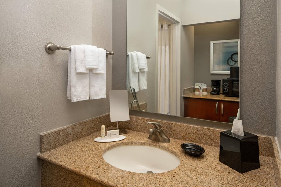 Courtyard by Marriott Jacksonville Mayo Clinic Campus Beaches — Bathroom