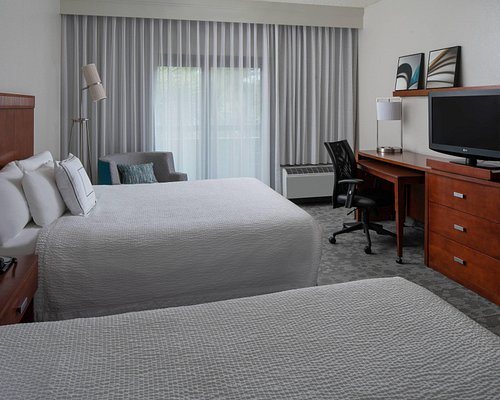 Courtyard by Marriott Jacksonville Mayo Clinic Campus Beaches — Guest room
