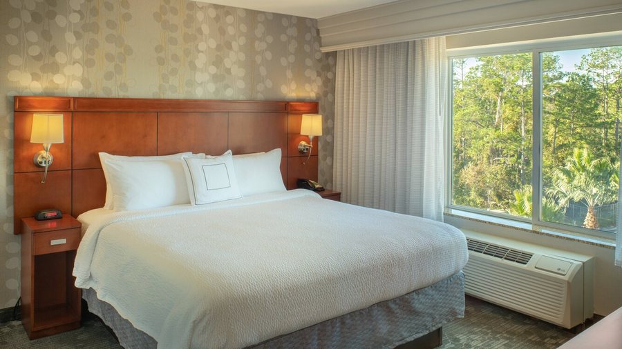 Courtyard by Marriott Jacksonville Orange Park — Guest room
