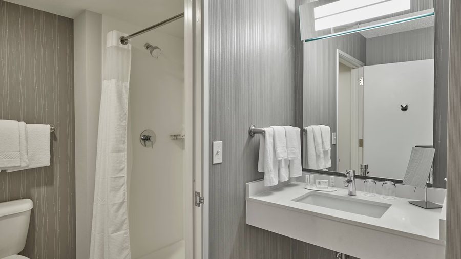Courtyard by Marriott Jefferson City — Bathroom