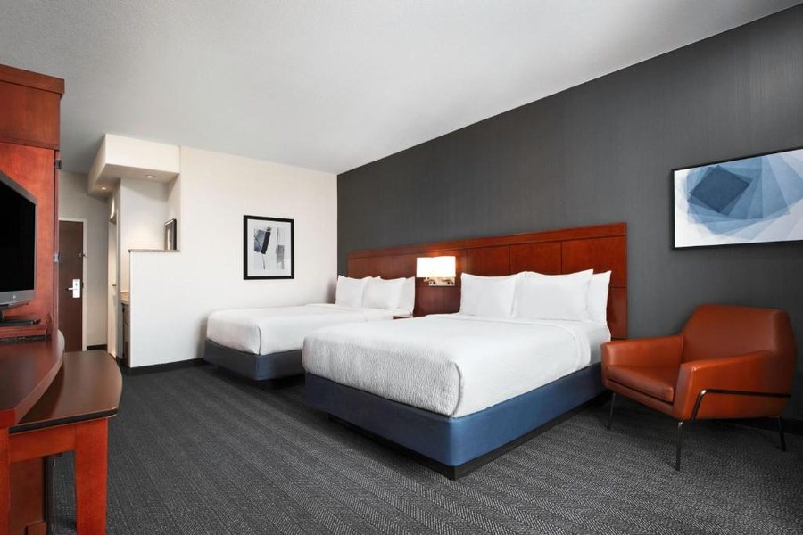 Courtyard by Marriott Kansas City at Briarcliff — Guest room