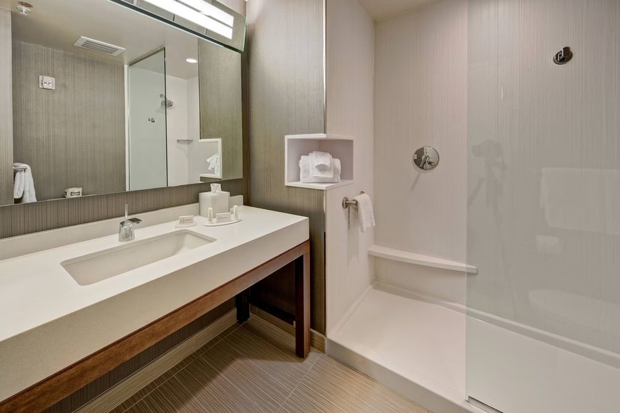 Courtyard by Marriott Kansas City Downtown Convention Center — Bathroom