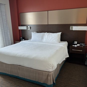 Courtyard by Marriott Kansas City Downtown Convention Center — Guest room