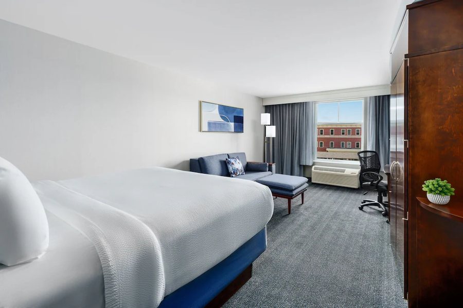 Courtyard by Marriott Keene Downtown — Guest room
