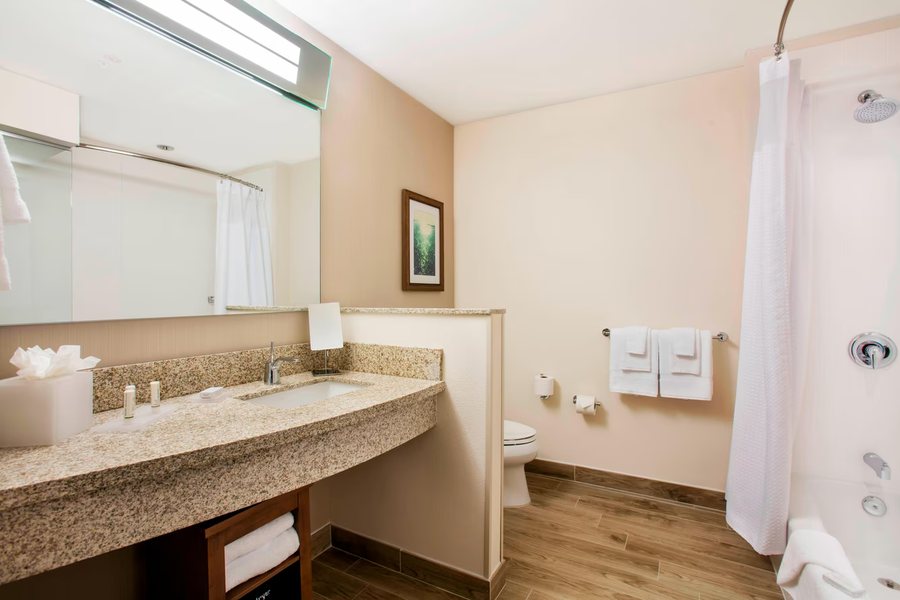 Courtyard by Marriott Key Largo — Bathroom