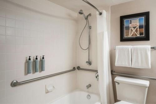 Courtyard by Marriott Key West Waterfront — Bathroom