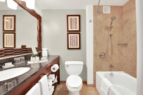Courtyard by Marriott King Kamehameha s Kona Beach Hotel Kailua Kona Island of Hawa — Bathroom