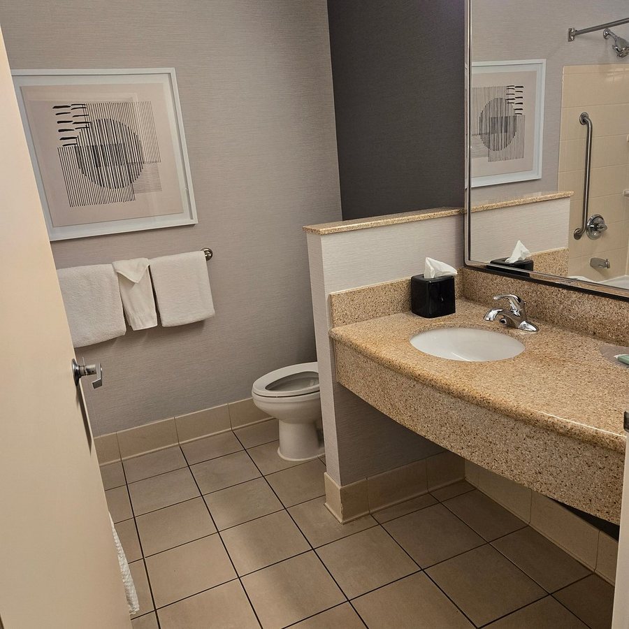 Courtyard by Marriott Kingston — Bathroom