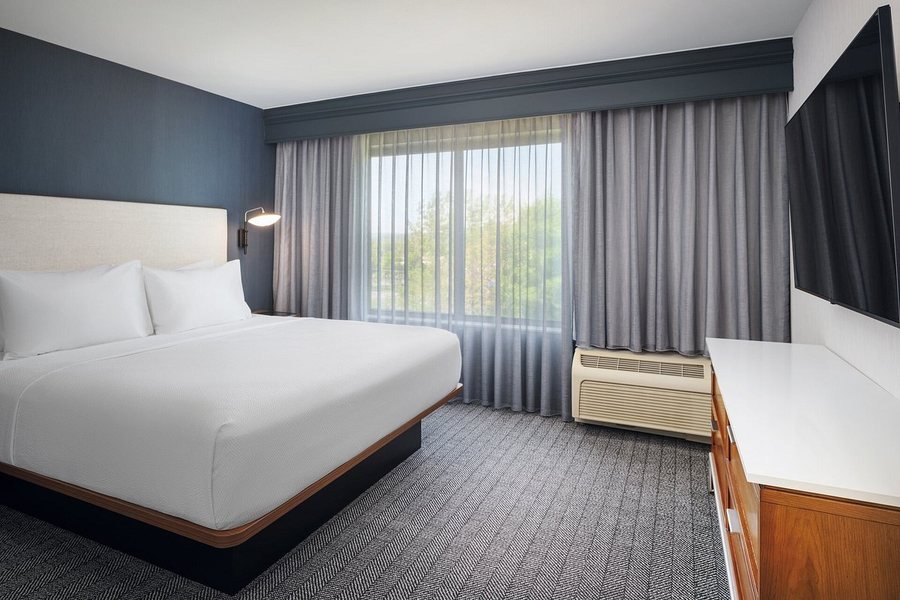 Courtyard by Marriott Kingston — Guest room
