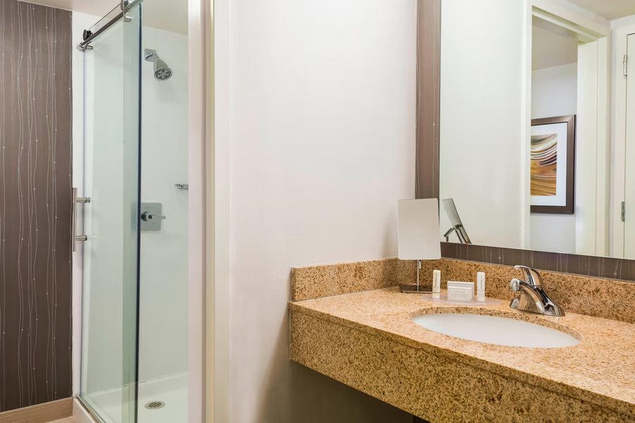Courtyard by Marriott Knoxville Cedar Bluff — Bathroom