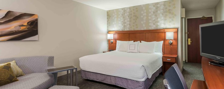 Courtyard by Marriott Knoxville Cedar Bluff — Guest room
