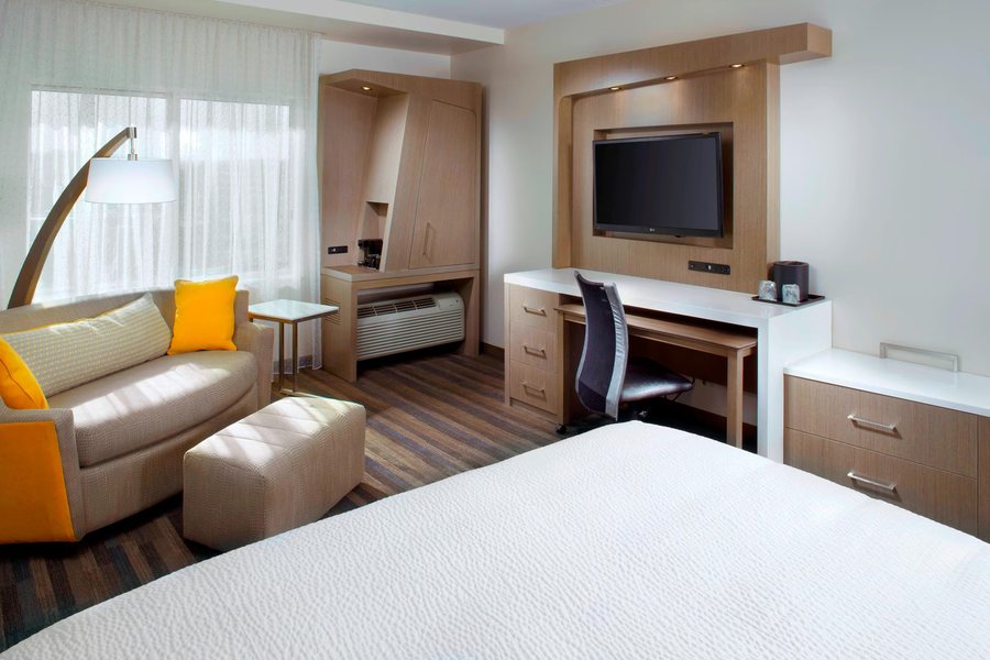 Courtyard by Marriott Knoxville West Bearden — Guest room