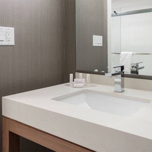 Courtyard by Marriott Kokomo — Bathroom