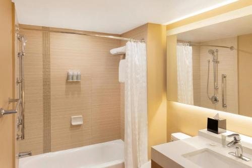 Courtyard by Marriott La Paz Baja California Sur — Bathroom