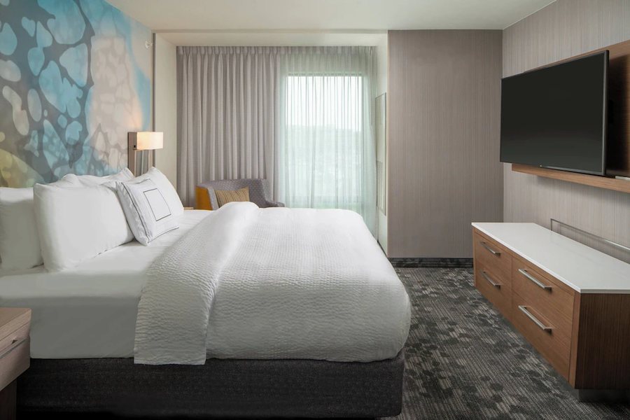 Courtyard by Marriott Lafayette South — Guest room