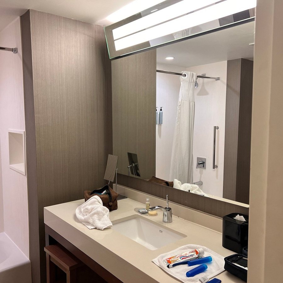 Courtyard by Marriott LaGrange — Bathroom