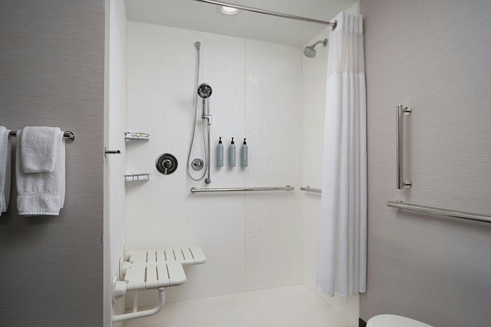 Courtyard by Marriott Lake City — Bathroom