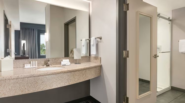 Courtyard by Marriott Lancaster — Bathroom